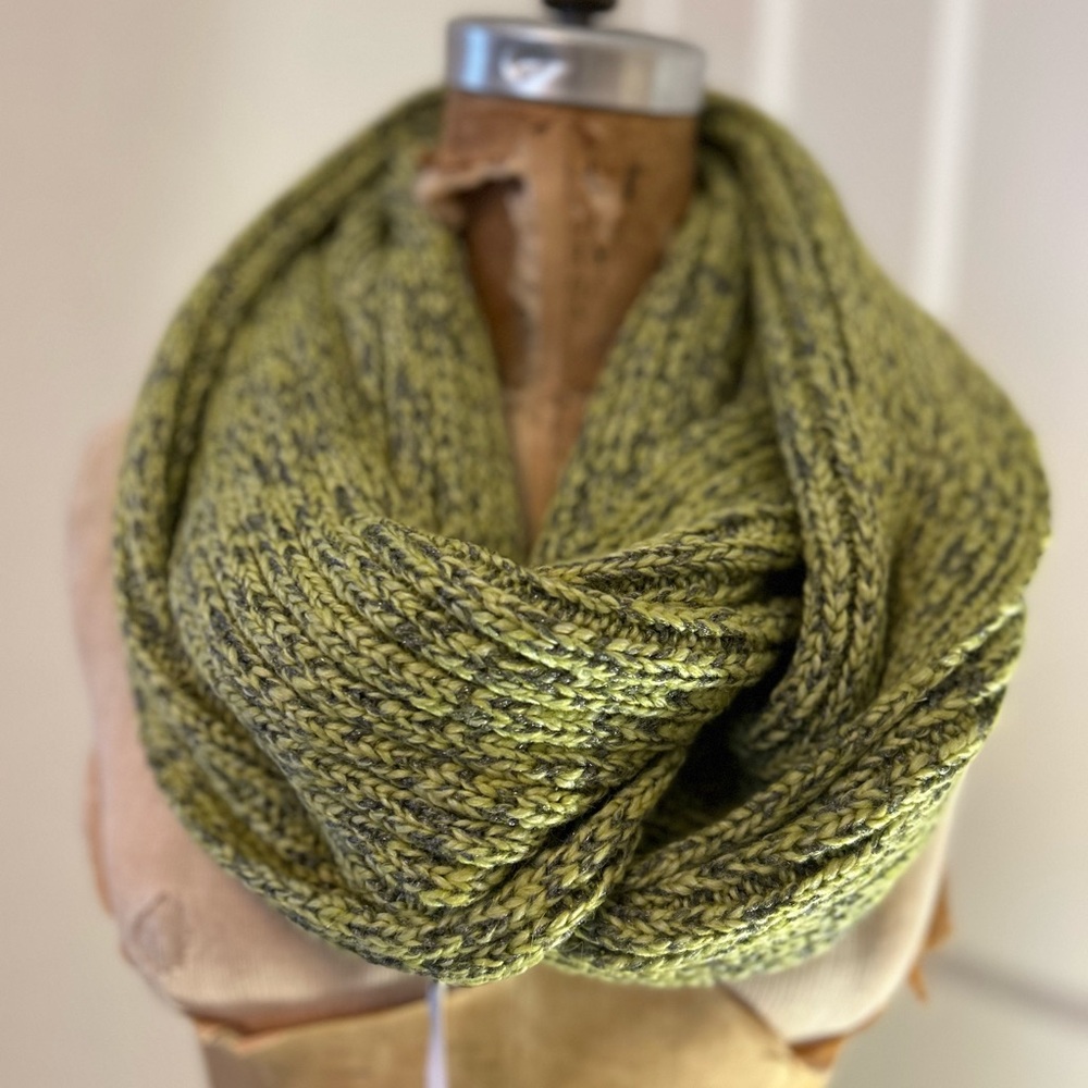 NEW, unworn sample. Chunky knit lime and grey ribbed knit infinity scarf.
